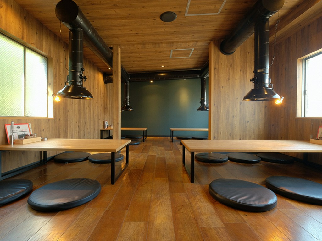2階へと上がると、木の温もりを感じられる座敷席