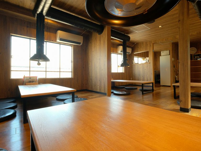 ウッディなフローリングの床。ゆったりできるくつろぎ空間