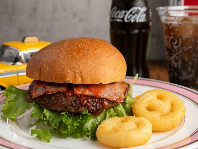 全粒粉のバンズとビーフ100%のパテが自慢の『バーガー』