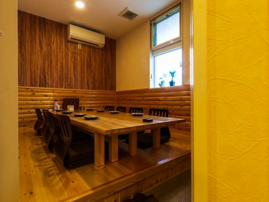 温かみのあるアットホームな店内でくつろぐ