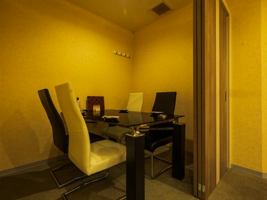 洗練された雰囲気の個室で、大人カジュアルな女子会を