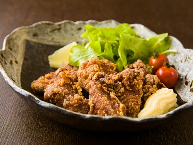 一番おいしい状態でテーブルへ。柔らかく、旨み溢れる『鹿児島県産黒豚の唐揚げ』