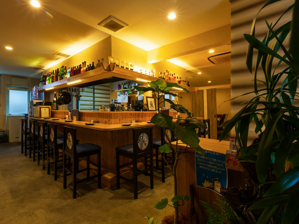 店主との会話を楽しめる、オープンキッチンのカウンター席