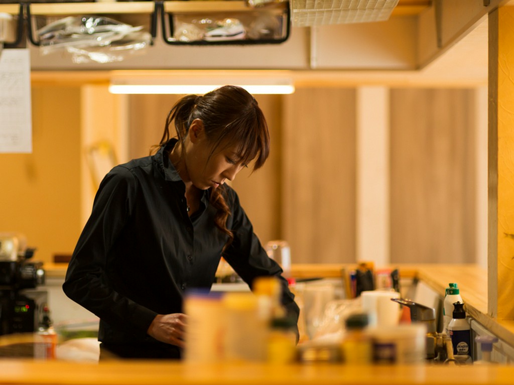 その日の仕入れ状況に応じた逸品料理を提供する、店主・山本氏