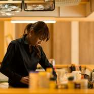 その日の仕入れ状況に応じた逸品料理を提供する、店主・山本氏
