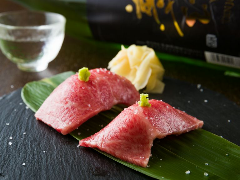 A5ランクの山形牛を軽く炙って握りにした『黒毛和牛の炙り寿司』