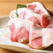 流通がほとんどない貴重な「士別産のラム肉」を使用した逸品も楽しめます。臭みがなくて肉質が良く、しっかりと脂がのったお肉です！　1頭丸々買い付けることで、よりリーズナブルに提供されています！