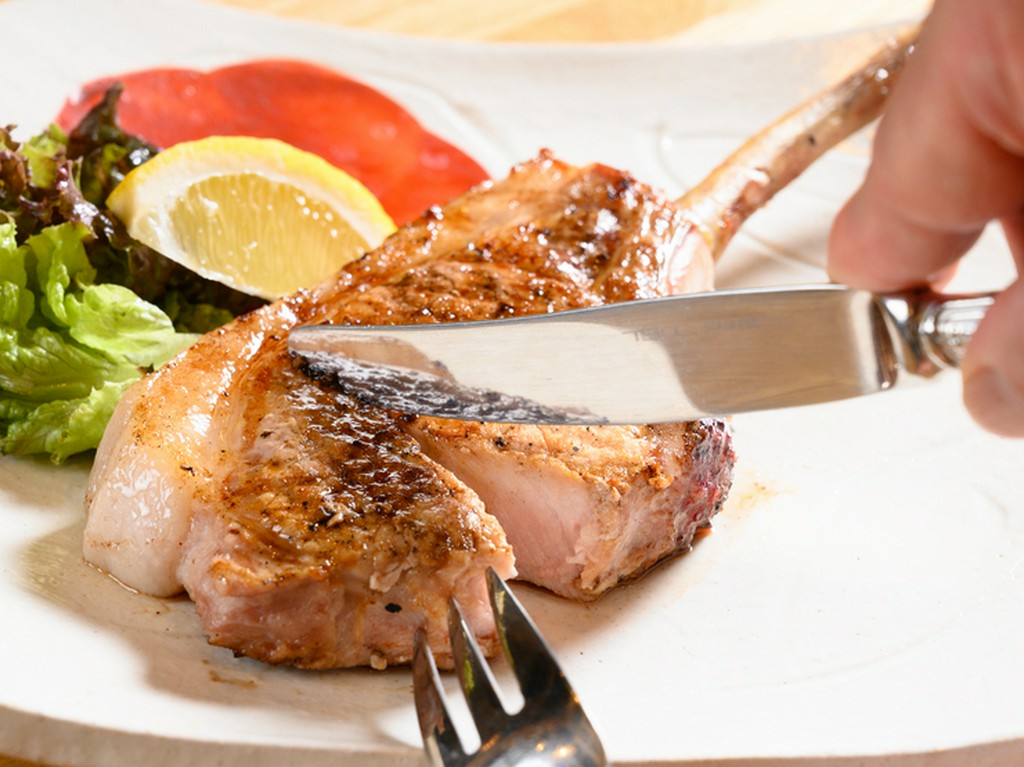 地元の旨い肉『上富良野地養豚骨付きロース焼き』