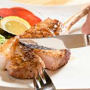 ストレスをなるべく与えず、健康的に育てた「地養豚」。肉質が良くあっさりしていて、タレと塩どちらでも楽しめます。タレは自家製で、甘めの味が特徴的。