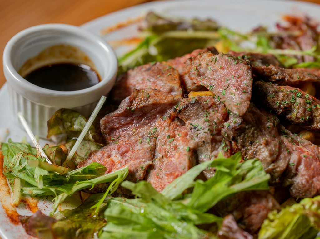 柔らかさと香ばしさのハーモニー『熟成肉の炙りステーキ』