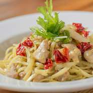 イタリアから特注で仕入れをしているパスタはもっちりとしていて噛みごたえがあると人気です。濃厚なジェノバクリームをよくからめて食べます。