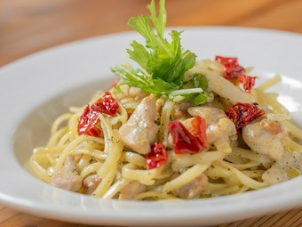 特注の麺でもっちり食感『鶏肉とキノコのジェノバクリームパスタ』　