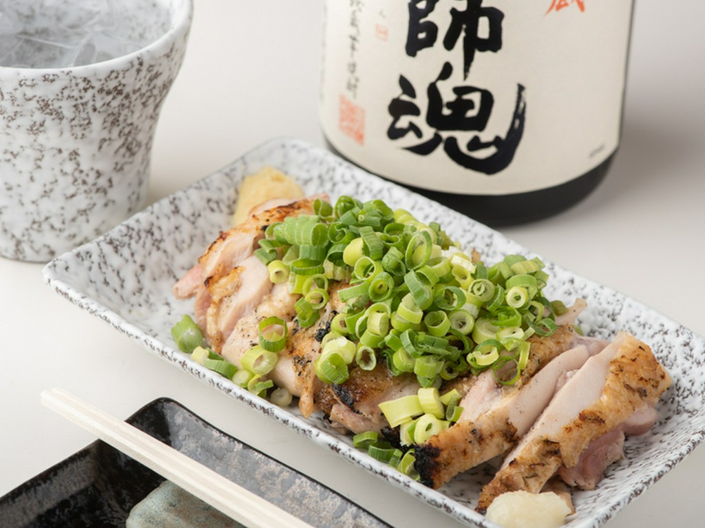 新鮮だからこそ半レアで楽しめる『親鶏のタタキ』