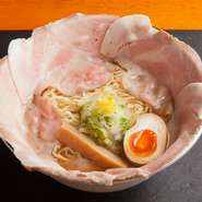 国産小麦を使った中太のちぢれ麺が、秘伝の醤油ダレとしっかり絡まる定番メニュー。貝の旨みを凝縮させたスープに、高知産の柚子果汁とピールを載せて爽やかな風味を加えて。あっさりとした後味が印象的な1杯です。