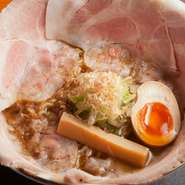 澄み切った上品な味わいのスープは、鹿児島県枕崎産の鰹節をふんだんに使ってダシをとったもの。芳醇な香りをさらに加えたいと、仕上げには特製の鰹オイルと鰹節をプラスするのも特徴です。女性支持も高いです。