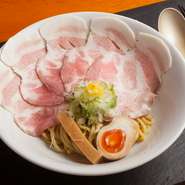 自慢の醤油を複数ブレンドした特製ダレが、極太のストレート麺に絡む食べごたえ抜群の1杯です。柚子の風味を引き立てるよう、独自に開発した柚子ダレを加えて後味を爽やかに演出。最後まで食べ飽きないです。