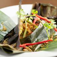 骨なしの魚とたっぷりのハーブを、バナナの葉で包んで蒸し焼きにしたインドネシア定番の料理です。ハーブの香りが一気に広がる豊かな味わいです！