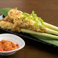 新鮮なレモングラスに日本の鶏肉を使用したつくねを巻いた一品。ハーブの香りが効いていて、サンバールというインドネシアのチリソースと一緒に食べることで味わい深い逸品に。
