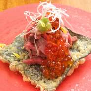 海苔の天ぷらに低温調理したお肉とイクラをトッピング。九州産の甘醤油でお召し上がり頂きます。