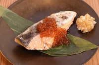 赤ワインソースで堪能する、しっとり柔らかな『厚切りローストビーフ』