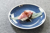 脂が乗ったトロ〆鯖を卓上で炙ります。特性ゴマダレ醤油か九州の柚子胡椒でどうぞ。