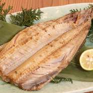 海苔の天ぷらに低温調理したお肉と蝦夷バフンウニをトッピング。九州産の甘醤油でお召し上がり頂きます。
