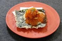 海苔の天ぷらにタルタルソース、イクラ、明太子、とびこが乗った痛風注意の天ぷら