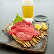 熊本直送の馬肉を使用しており、柔らかく濃厚な味わいが特徴です。九州の少し甘めの醤油でいただくとさらにおいしさが際立ちます！