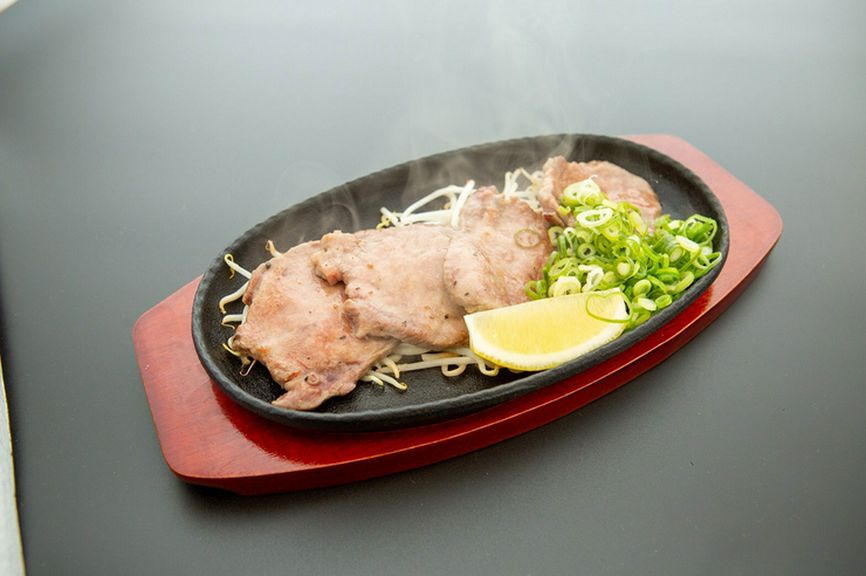 歯応え抜群『厚切り牛タン鉄板焼き』