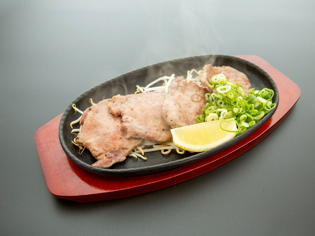 歯応え抜群『厚切り牛タン鉄板焼き』