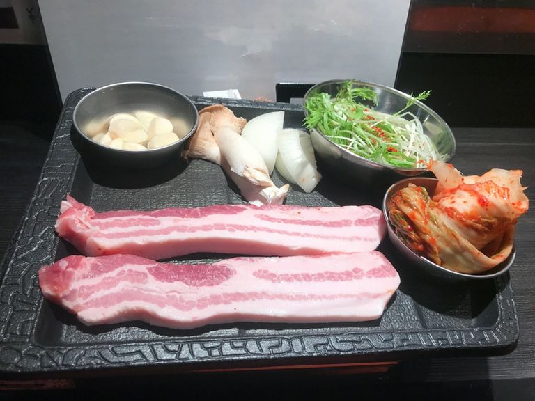 食べ応えありの厚切り肉『サムギョプサル』