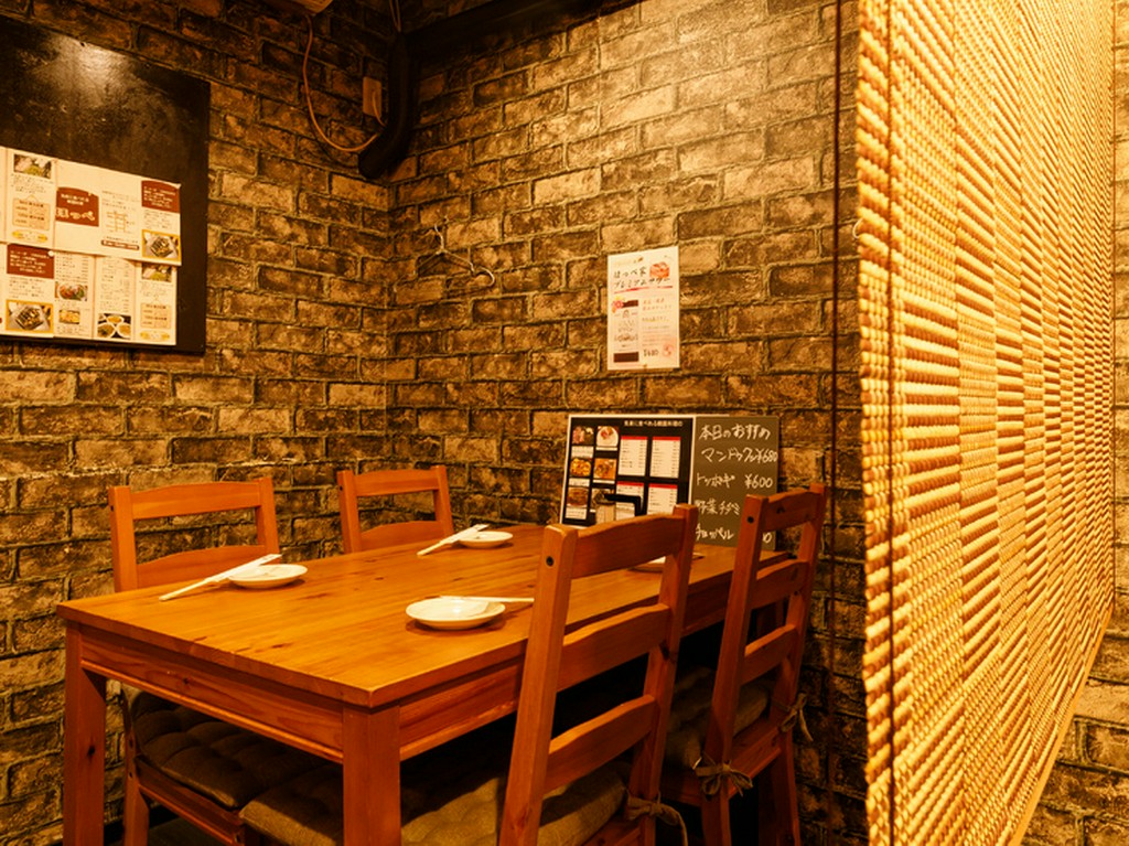 テーブル毎の仕切りで半個室風に早変わり