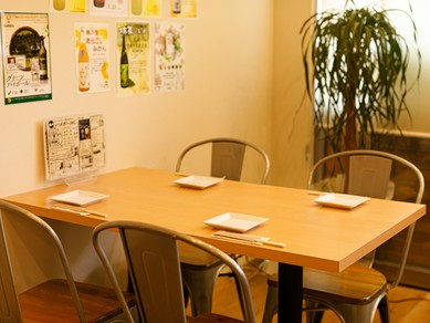 温かみのあるアットホームな店内でくつろぐ