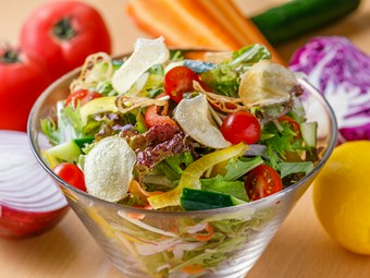 約8種の野菜がてんこ盛り。自家製の和風ドレッシングで食べる「彩り野菜のサラダ』