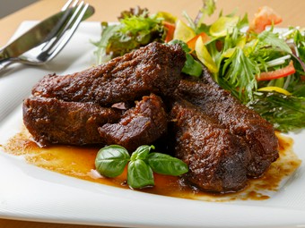 ホロリと取れる柔らかさ！ 肉の旨味をぎゅっと閉じ込めた『スペアリブバーベキューソース』