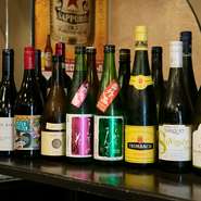 ビール、日本酒、ワインそれぞれの専門業者やお馴染みのゲストと相談してそろえる、料理に合うラインナップ。連続ドラマで出ていた『まんさくの花』やカベルネ・ソーヴィニヨンの『ランチ32』にご注目！