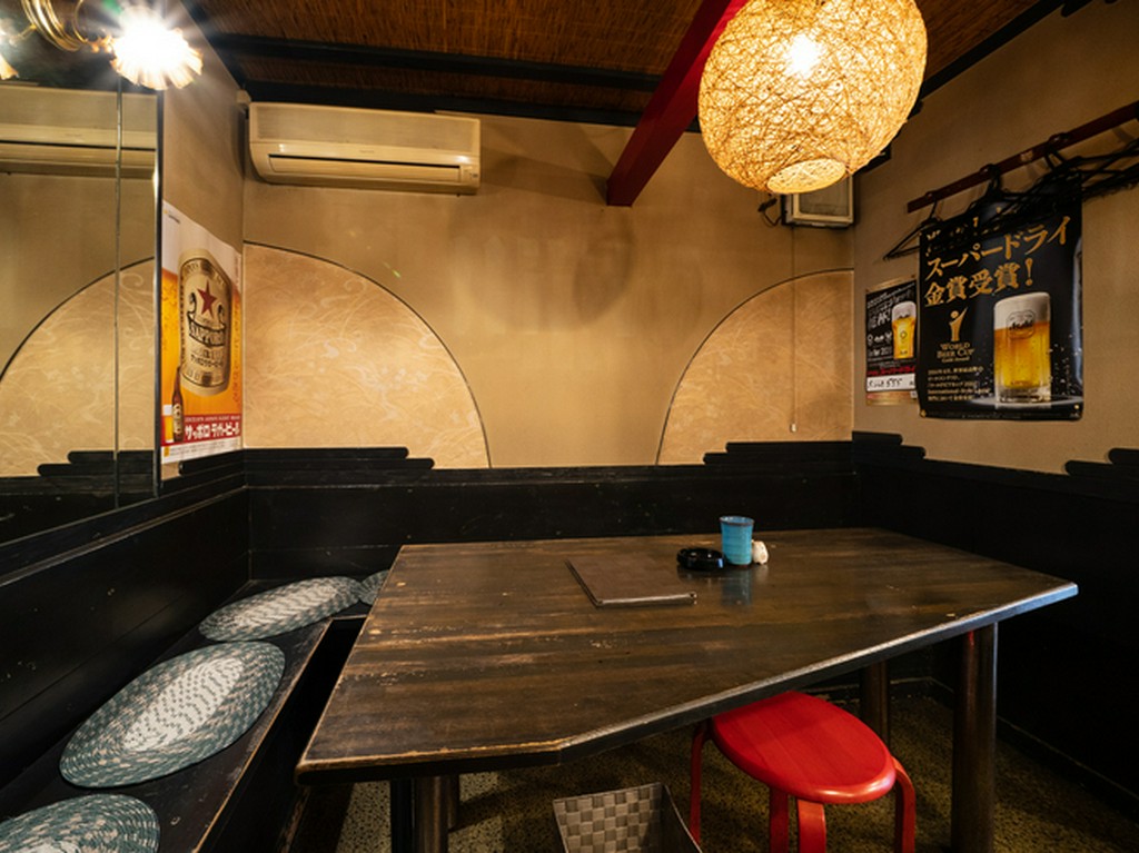 こぢんまりとした店内は居心地抜群