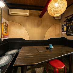 こぢんまりとした店内は居心地抜群