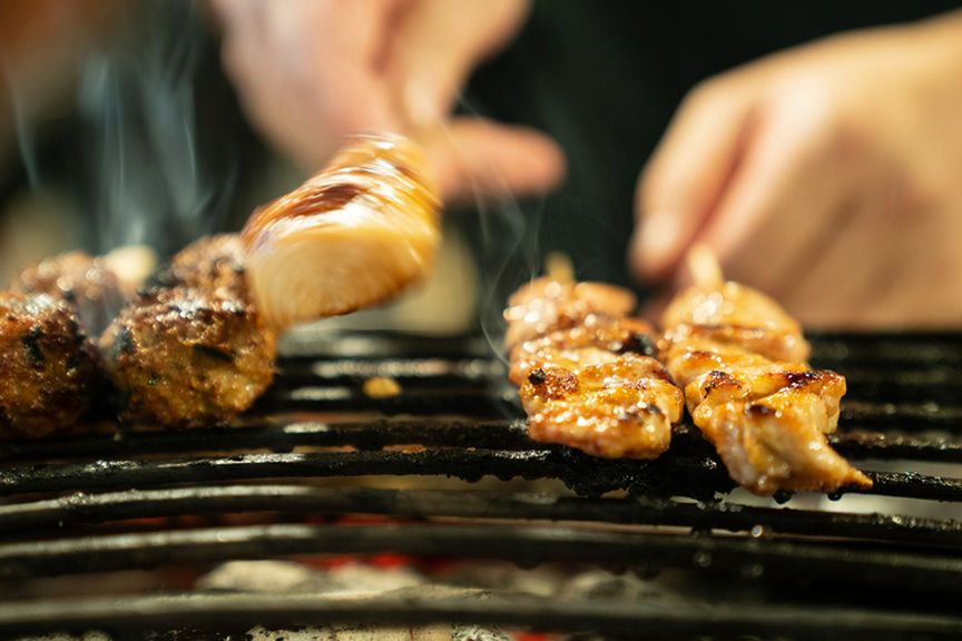 備長炭の遠赤外線でジューシーにじっくり焼き上げる