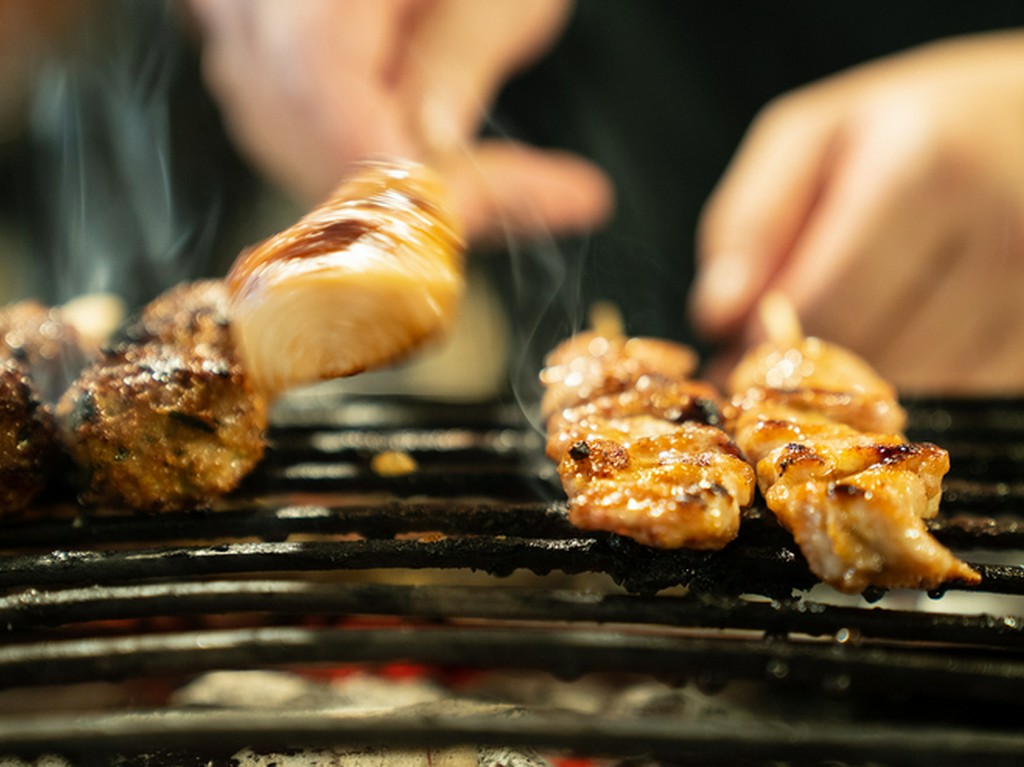 備長炭の遠赤外線でジューシーにじっくり焼き上げる