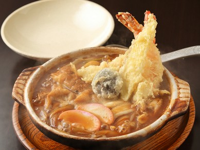 コシのあるオリジナル麺は食べごたえ抜群。濃厚な本格『煮込みうどん 天ぷら入』