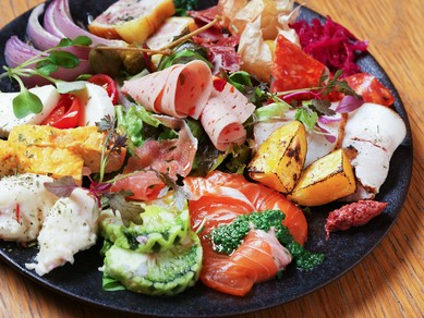 自家製ローストビーフや野菜たっぷりのフリッタータなど、オススメの前菜を盛付ける『前菜盛り合わせ』