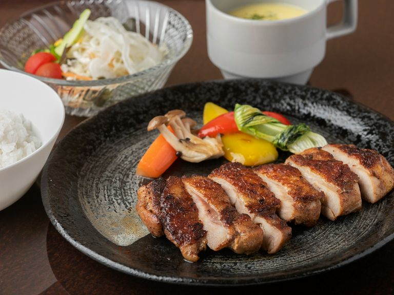 ほのかに香るスモークとスパイスの香りが食欲をそそる、ジャマイカの伝統料理『ジャークチキン』