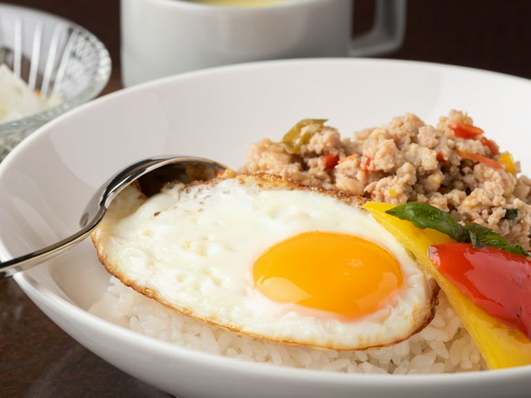 リピーター続出。生の唐辛子やスパイス加減がくせになる、本場タイの味さながらの『ガパオライス』