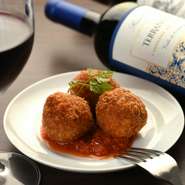 旨みたっぷりのポルチーニ茸を加えたリゾットと、モッツァレラチーズを合わせ揚げたもの。1日かけて丁寧につくっている、贅沢な逸品です。そのままでも自家製トマトソースにつけて食べても◎。