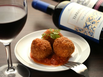 ポルチーニの旨みとチーズが絡んで絶品。濃厚な『ポルチーニリゾットのライスコロッケ（3ヶ）』