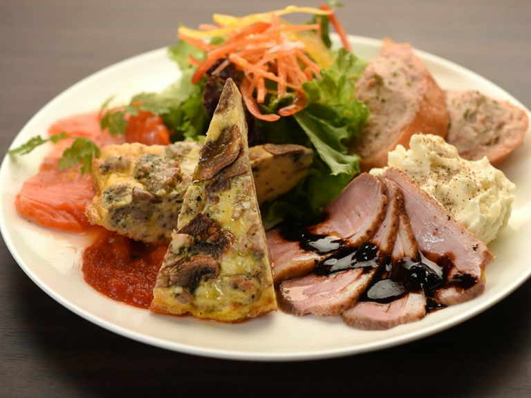 内容は日替わりで。リクエストに応えることも可能な『前菜5種盛り』