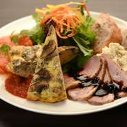 日替わりで内容が変わる『前菜5種盛り』はバラエティに富んだ前菜を皿いっぱい楽しめる一品です。内容はゲストのリクエストに応えることも可能。オーナー厳選のワインと一緒に食したいオススメメニューです。