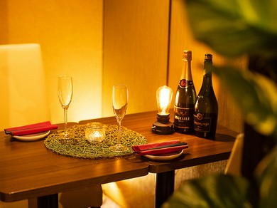 二人の会話も自然と弾む、カジュアルな雰囲気が魅力