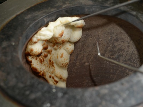 特製の窯を使いナンを焼き上げます